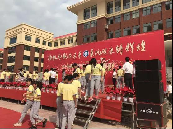 軍訓(xùn)服蹲下就崩線，這質(zhì)量也沒誰了