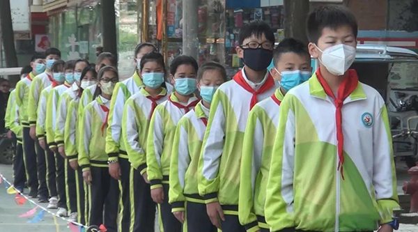 開學第一天，多地學生身穿校服整裝待發(fā)迎接新學期！