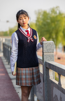 校服已經(jīng)成為新時(shí)尚的流行趨勢(shì)