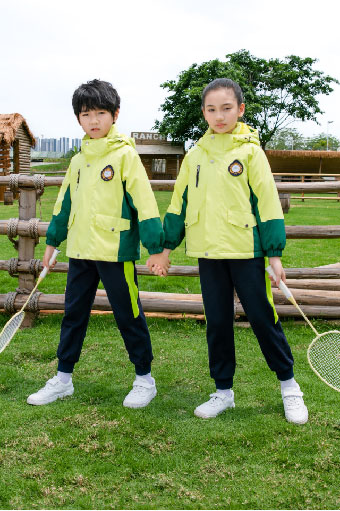 如何定制具有學(xué)校特色的校服？